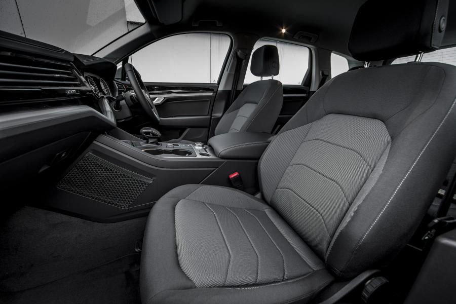 Интерьер Volkswagen Touareg SE 2019 года  (UK) (фото 9 из 16)